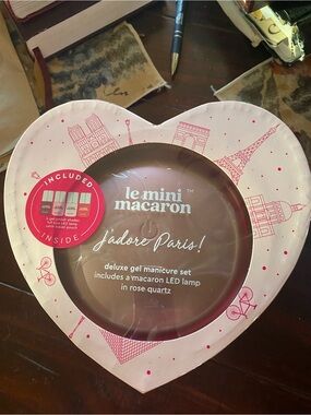 le mini macaron J'adore Paris! Gel Manicure Set - Rose Quartz includes a lot New